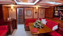 Sailing yacht Oriander -  Salon